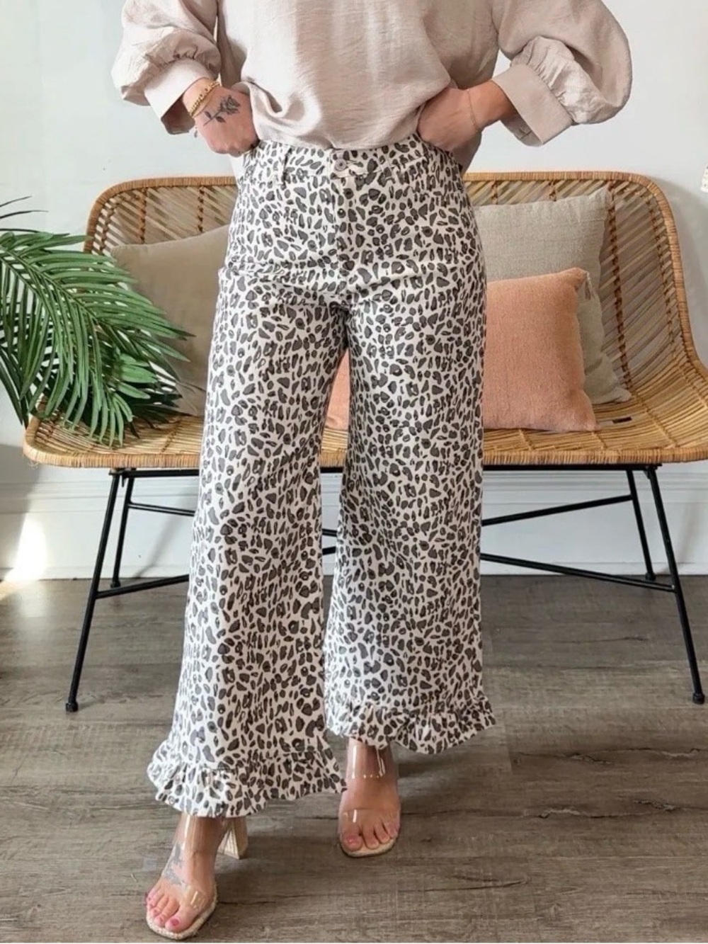 entro Taupe and White Leopard Wide-Leg Ruffle Hem Pants

Waist 15”
Inseam 27”